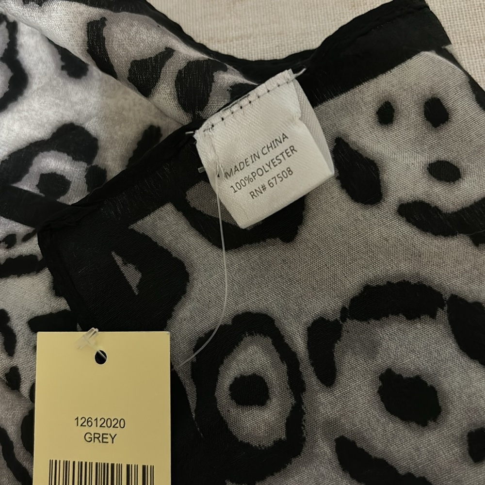NEW. Print Scarf - Picture 3 of 3